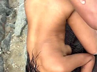 parte 2 bolt jones convida a novinha angel ferraz de apenas 18 anos para conhecer a praia mais famosa do brasil de nudismo ela topa fizeram sexo na frente de todos vídeo bombou em todas as redes sociais