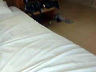 casada vadia devorada enquanto corno assiste punheta