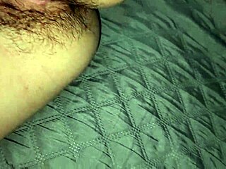 jugando con el coño de mi hermanastra mientras ve porno mira como lo tiene