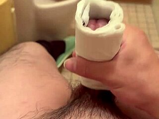 Japanese Amateur Woman Masturbates Solo in Intimate Scene