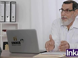 Joven Argentina Culona Seduce a Su Jefe Mientras el Hijastro la Espia y se la Folla