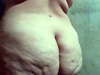 branquinha bunduda tomando banho