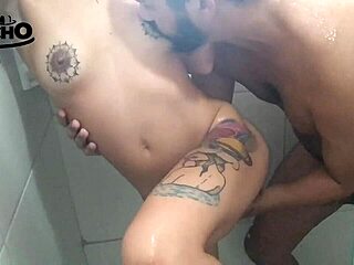 Sexo no chuveiro com a carioca ends in creampie fun