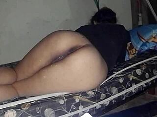 Nalgas paraditas showcases a curvy figure in a casual display of confidence and style.