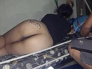 Nalgas paraditas showcases a curvy figure in a casual display of confidence and style.