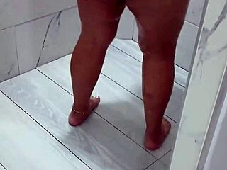 Bodybuilder padrastro spies on colombian bride in shower and gets erection from her big ass