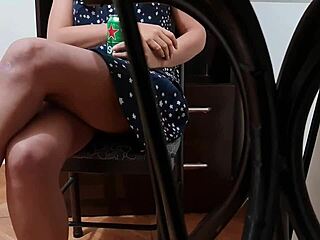 स्टेपसिस्टर मिनीस्कर्ट में सफेद पैंटी से टांगें क्यों फैला रही?