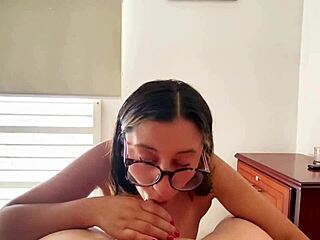 Un desconocido me espía en la playa y me convence de ir a su apartamento para follar salvajemente