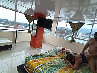 De viaje con la esposa de mi jefe nos tocó compartir la cama y le deje toda mi leche adentro en el hotel 1-2 fullonxred