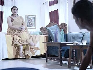 बड़े बूब्स वाली देसी इंडियन मिल्फ नौकरों से हार्डकोर चुदाई लेती