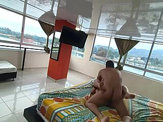 De viaje con la esposa de mi jefe nos tocó compartir la cama y le deje toda mi leche adentro en el hotel 1-2 fullonxred