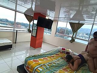 De viaje con la esposa de mi jefe nos tocó compartir la cama y le deje toda mi leche adentro en el hotel 1-2 fullonxred