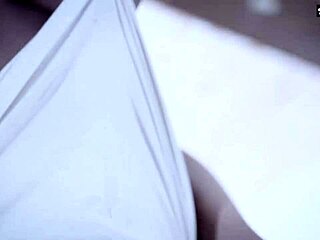 बड़े बूब्स वाली देसी इंडियन मिल्फ नौकरों से हार्डकोर चुदाई लेती