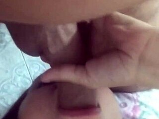 peituda safada chupa uma rola grossa em quanto os peitos balançam