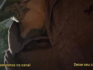 Tirei pau pra fora e bati punheta no ponto de ônibus