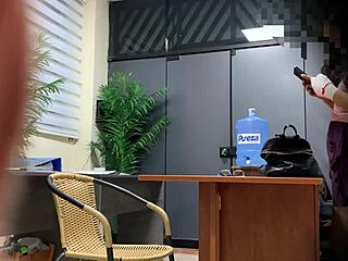 Universitaria Nataly haciendo practicas de derecho en la facultad de u cat�lica de chile camara espia