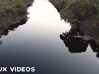 Comi minha melhor amiga dora aventureira no meio da trilha da faculdade viagem completo no sheer red