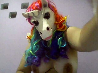 Adoro ficar de quatro esperando um pau entrar na minha buceta virgem com lingerie e toys em solo amador.