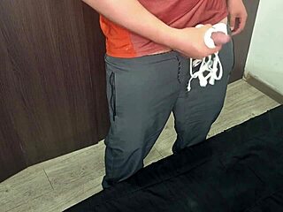 हॉर्नी ब्लॉन्ड रूममेट पैंटी चुरा के मैच्योर लैटिना के साथ स्लॉपी ब्लोजॉब टिटजॉब और डर्टी चूत में क्रीमपाई