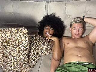 amor eu não quero mais assistir filme vamos fazer algo melhor que tal você comer meu cuzinho e minha buceta agora