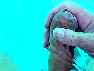 je me branle dans la piscine 3