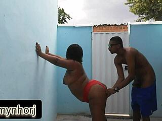 अरे ये ब्राजीलियन बीबीडब्ल्यू बैकयार्ड में मोटी गांड से कड़ी गांड चुदाई ले रही