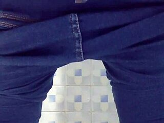 madura captada en baño publico but her big ass shakes in leggings outdoors