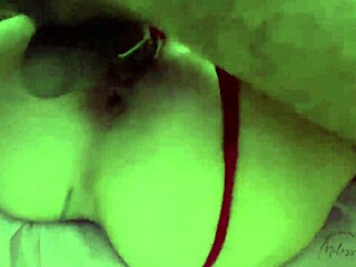 Rebolando na rola grande desse negão olha minha cara de putinha gozando nesse pau