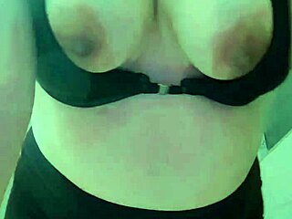 M0ondollyfree shares a friendly greeting