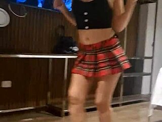 Mi vecina, quieres hacerme un baile sensual antes de que te coja?