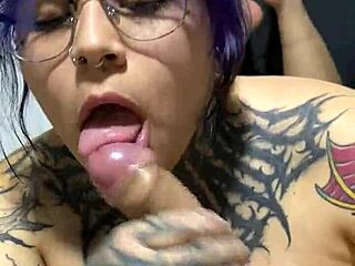 Le chupo la verga a mi vecino hasta que se corre?