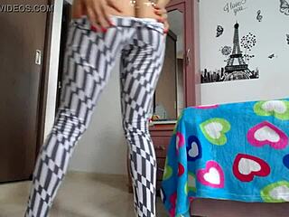 Big Ass Fitness Model Squats In Tight Leggings Shaking Booty!