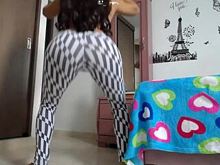Big Ass Fitness Model Squats In Tight Leggings Shaking Booty!