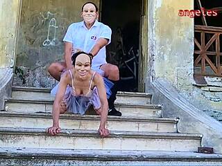 Halloween Trailer Sexo Embrujada Casa Latina Corset Fishnets Curvy