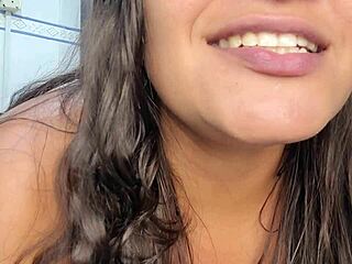 offering my wet pussy on cam for fans to watch orgasm