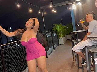 सवाना वॉटसन ने पार्टी के बाद स्ट्रेंजर को बीबीडब्ल्यू राइड के लिए लुभाया