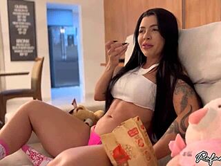 Quer ver a vizinha gostosa levando rola na buceta e gozando na boca depois do filme?