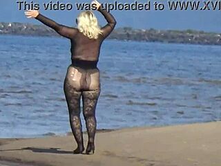black amateur flashes big ass tits naked on public beach in heels
