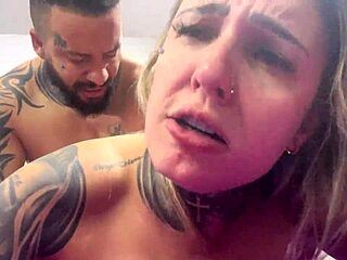 Gozando sem camisinha na buceta babada até os olhos ficarem vermelhos!