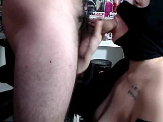 mi hermanastra argentina me hace sexo oral super rico 😍 tengo el pene como una roca super duro 🔥