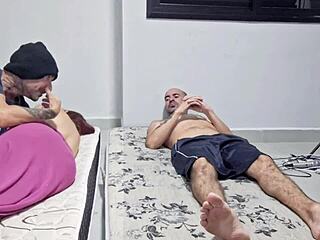 esposa safada fode amigo do quarto enquanto marido assiste cuckold 😈🍑💦